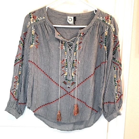 Akemi + Kin Tops - Akemi + Kin Anthropologie Embroidered Tunic Top Size 0 Petite
